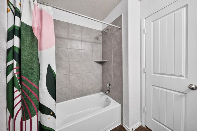 702 Green Clover Lane, Rosharon, TX 77583