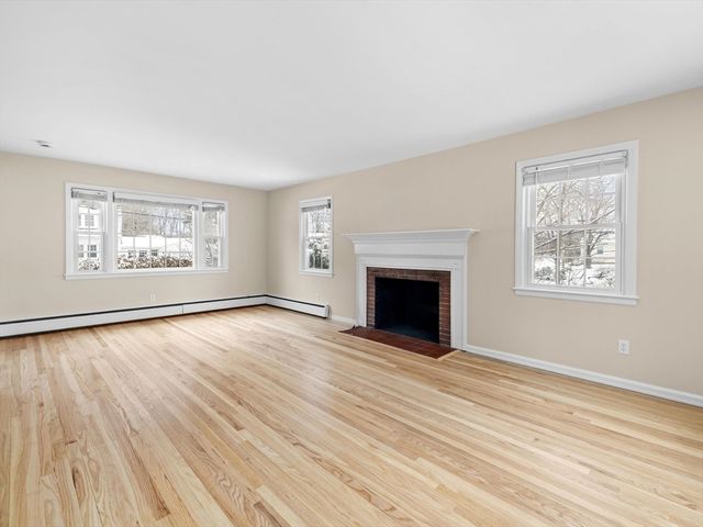 4 West End Ave, Westborough, MA 01581