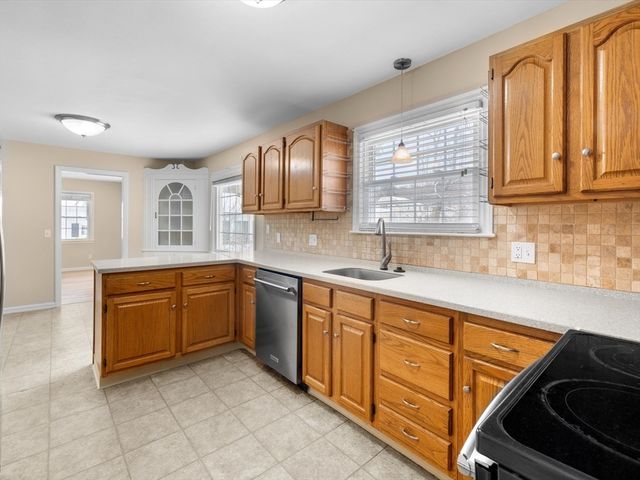 4 West End Ave, Westborough, MA 01581