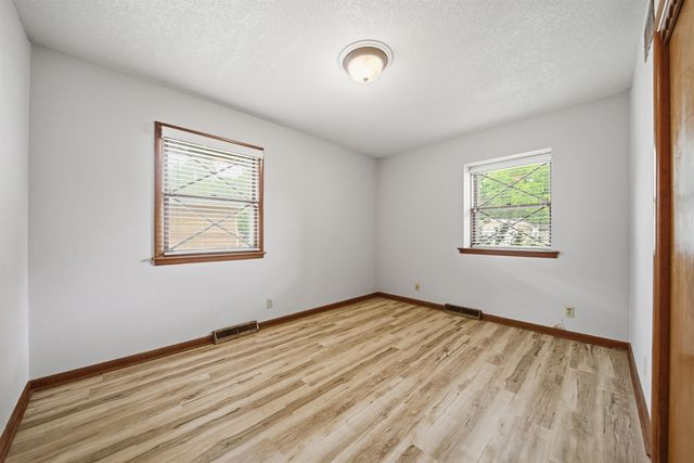 812 N Chipper Ln, Wichita, KS 67212