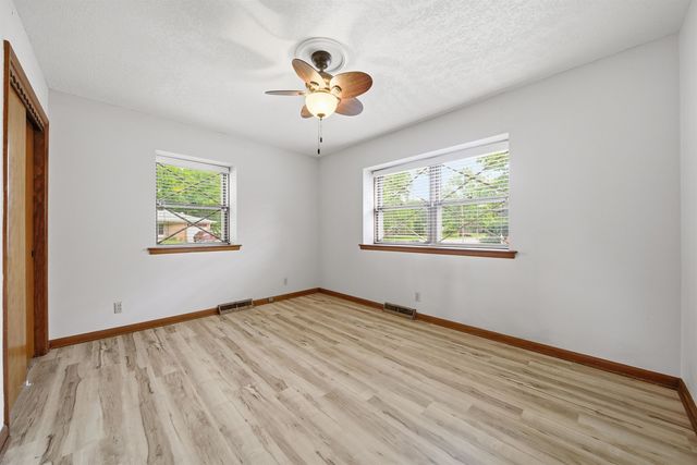 812 N Chipper Ln, Wichita, KS 67212