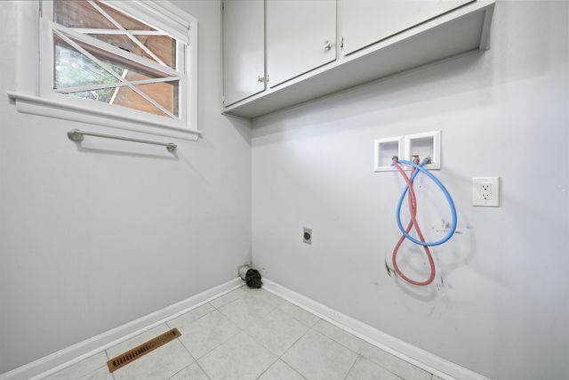 812 N Chipper Ln, Wichita, KS 67212