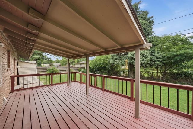812 N Chipper Ln, Wichita, KS 67212