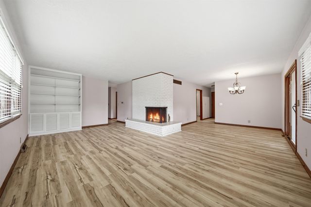 812 N Chipper Ln, Wichita, KS 67212