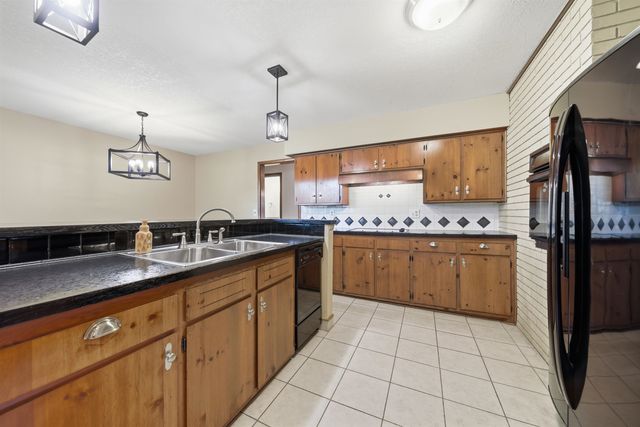 812 N Chipper Ln, Wichita, KS 67212