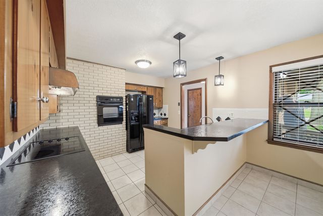 812 N Chipper Ln, Wichita, KS 67212