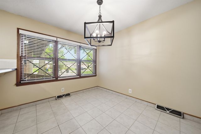 812 N Chipper Ln, Wichita, KS 67212