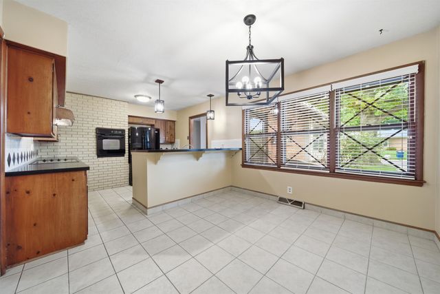 812 N Chipper Ln, Wichita, KS 67212