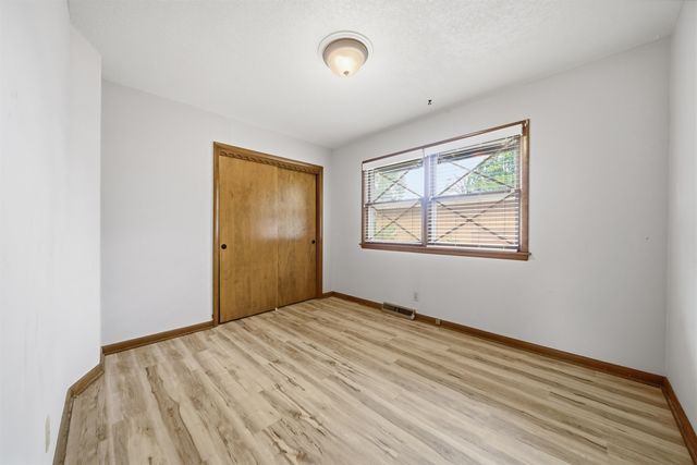 812 N Chipper Ln, Wichita, KS 67212