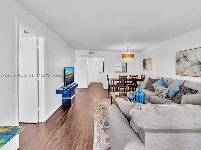 9620 Sunrise Lakes Blvd 302, Sunrise, FL 33322