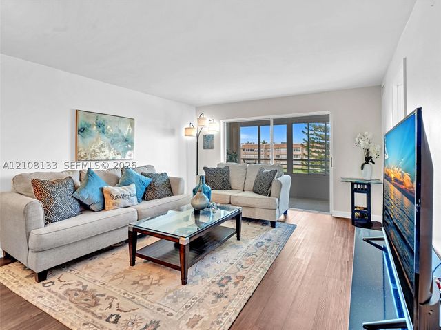 9620 Sunrise Lakes Blvd 302, Sunrise, FL 33322