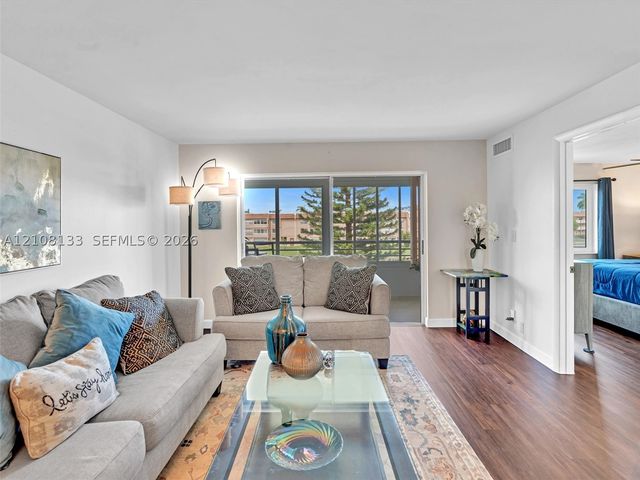 9620 Sunrise Lakes Blvd 302, Sunrise, FL 33322