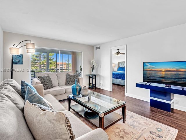 9620 Sunrise Lakes Blvd 302, Sunrise, FL 33322