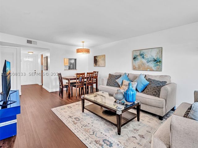 9620 Sunrise Lakes Blvd 302, Sunrise, FL 33322