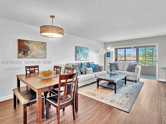 9620 Sunrise Lakes Blvd 302, Sunrise, FL 33322