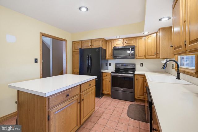 110 S ASPEN DR, Mount Joy, PA 17552