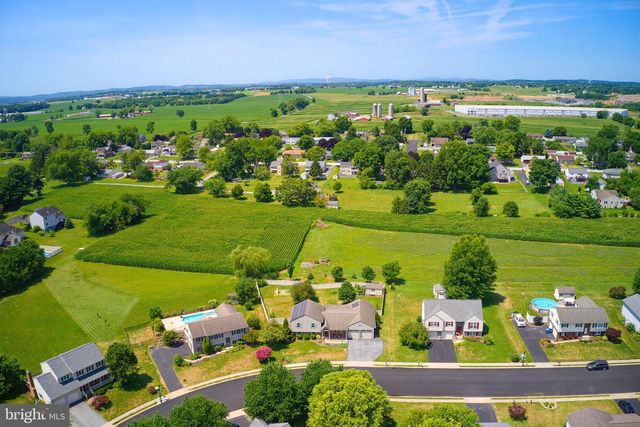 110 S ASPEN DR, Mount Joy, PA 17552