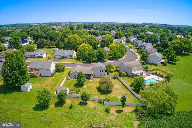 110 S ASPEN DR, Mount Joy, PA 17552