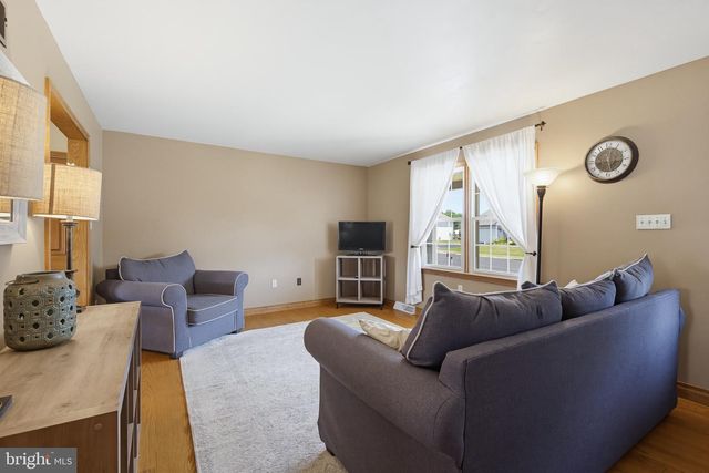 110 S ASPEN DR, Mount Joy, PA 17552
