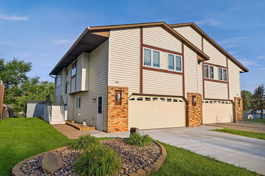 1289 Farrell Street N, Maplewood, MN 55119