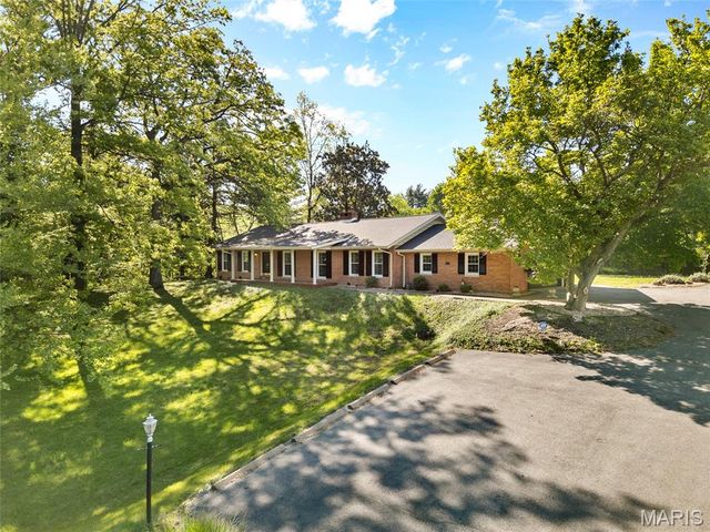 16 Autumn Lane, Belleville, IL 62223
