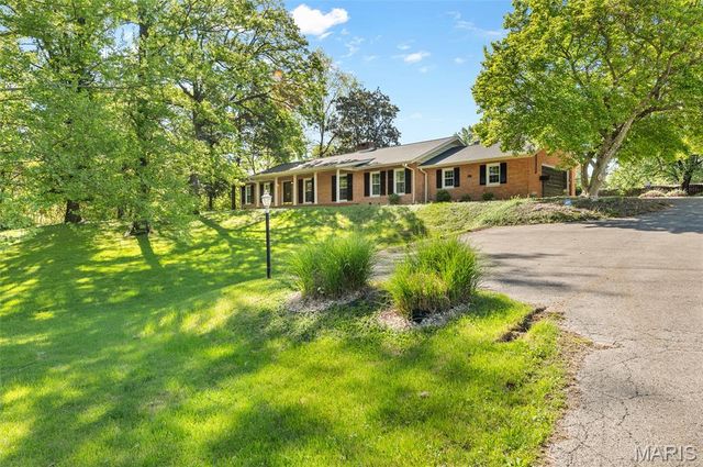 16 Autumn Lane, Belleville, IL 62223