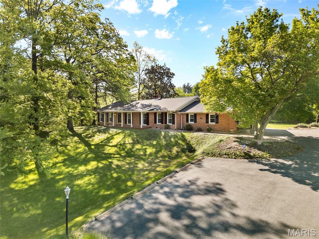 Image 2 of property listing at 16 Autumn Lane, Belleville, IL 62223