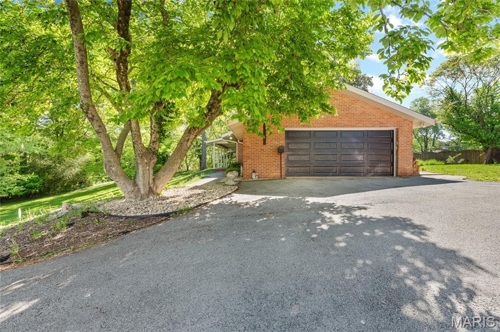 Image 3 of property listing at 16 Autumn Lane, Belleville, IL 62223