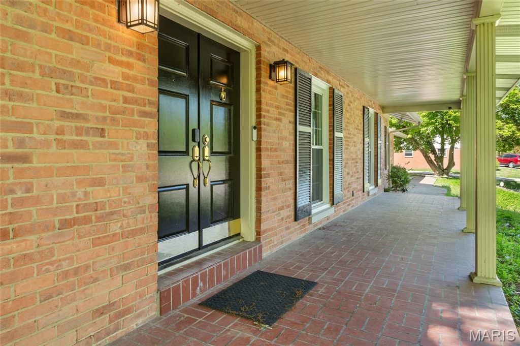 Image 4 of property listing at 16 Autumn Lane, Belleville, IL 62223