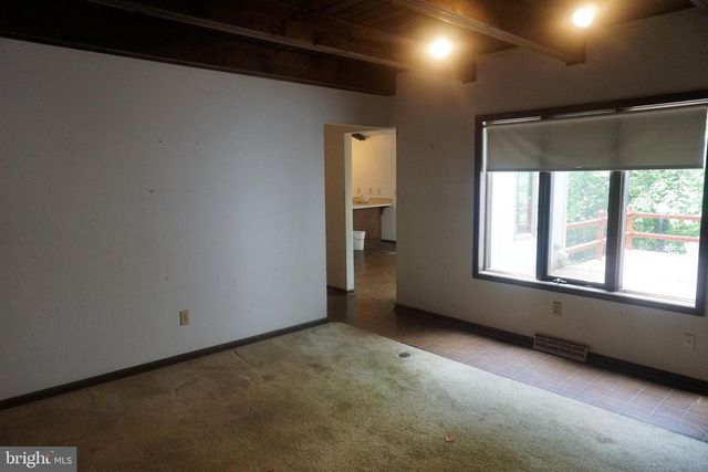 30 FITZHUGH LN, Falling Waters, WV 25419