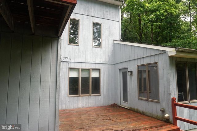 30 FITZHUGH LN, Falling Waters, WV 25419