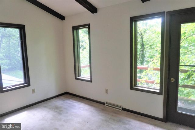 30 FITZHUGH LN, Falling Waters, WV 25419