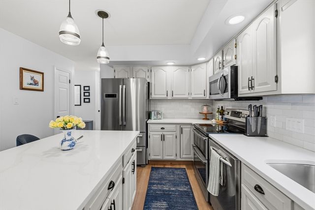 92 Everett St, Somerset, MA 02726