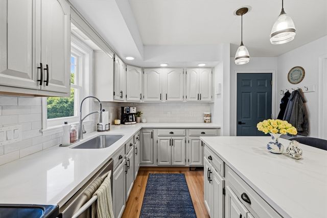 92 Everett St, Somerset, MA 02726