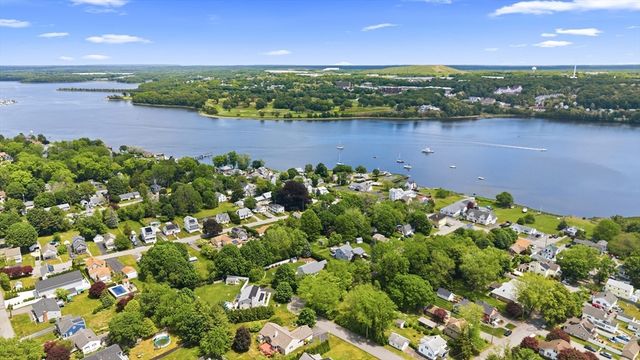 92 Everett St, Somerset, MA 02726