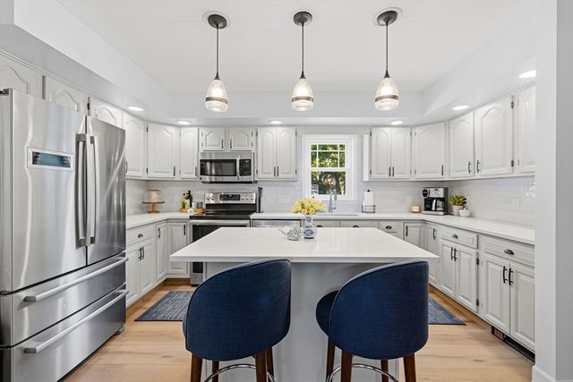 92 Everett St, Somerset, MA 02726