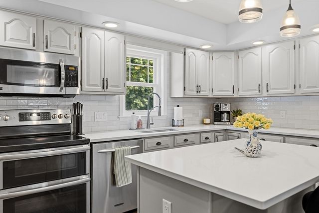 92 Everett St, Somerset, MA 02726