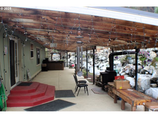 1320 SHOESTRING Rd, Riddle, OR 97469