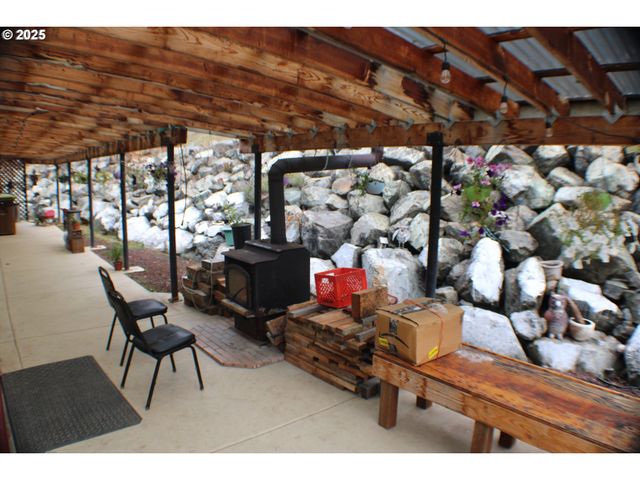 1320 SHOESTRING Rd, Riddle, OR 97469