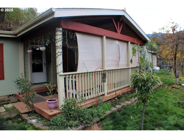 1320 SHOESTRING Rd, Riddle, OR 97469