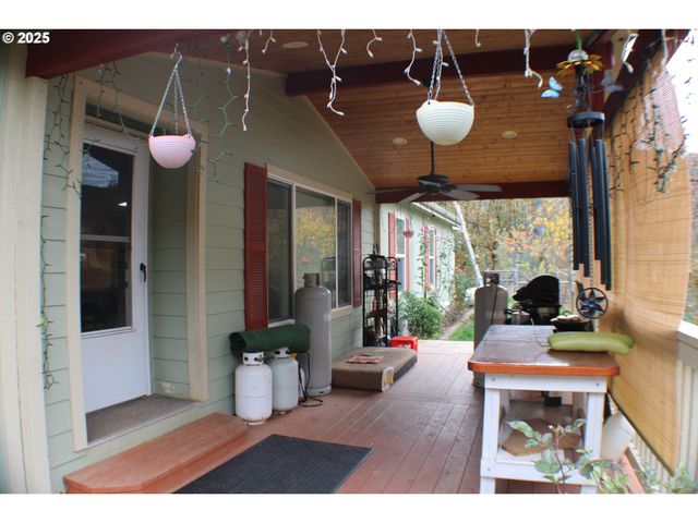 1320 SHOESTRING Rd, Riddle, OR 97469