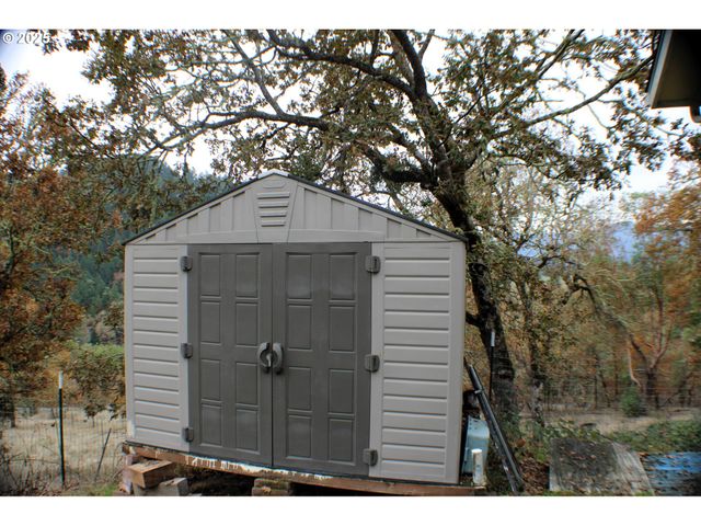 1320 SHOESTRING Rd, Riddle, OR 97469