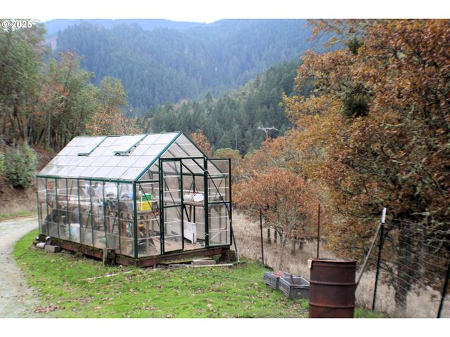 1320 SHOESTRING Rd, Riddle, OR 97469