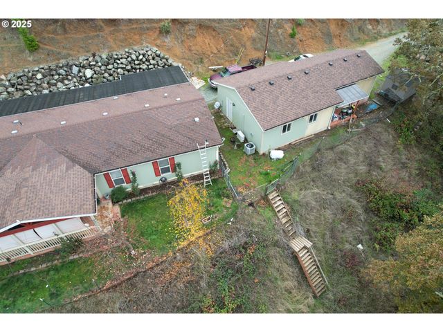 1320 SHOESTRING Rd, Riddle, OR 97469