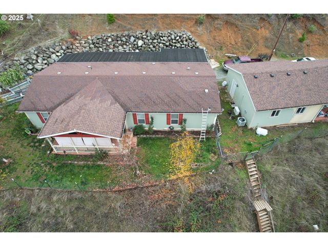 1320 SHOESTRING Rd, Riddle, OR 97469