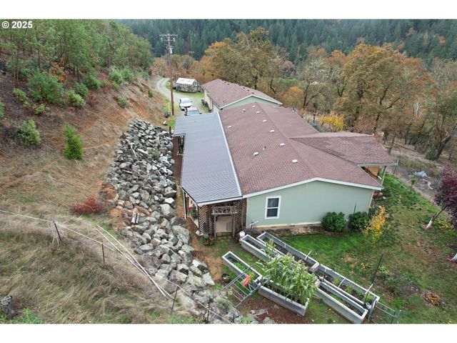 1320 SHOESTRING Rd, Riddle, OR 97469