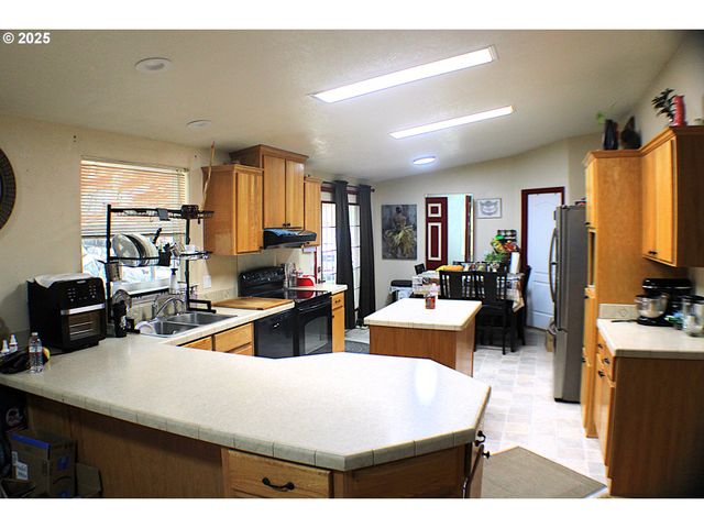 1320 SHOESTRING Rd, Riddle, OR 97469