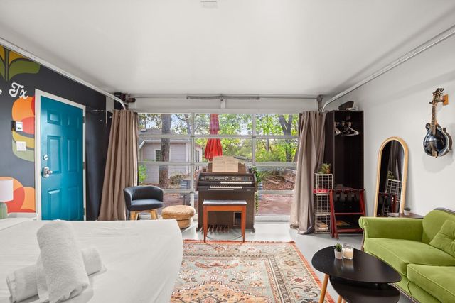 1406 Summit ST, Austin, TX 78741