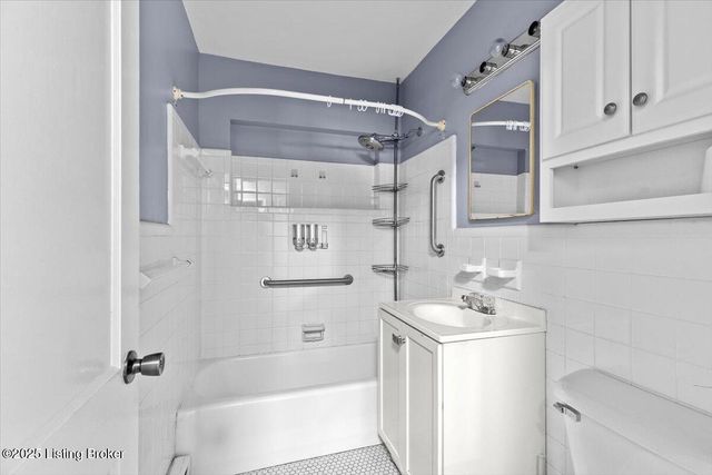 4800 Bluebird Ave, Lynnview, KY 40213