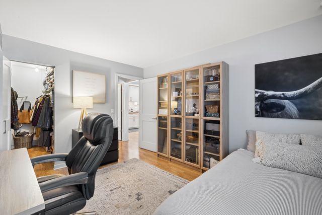 660 Perrie Drive 201, Elk Grove Village, IL 60007